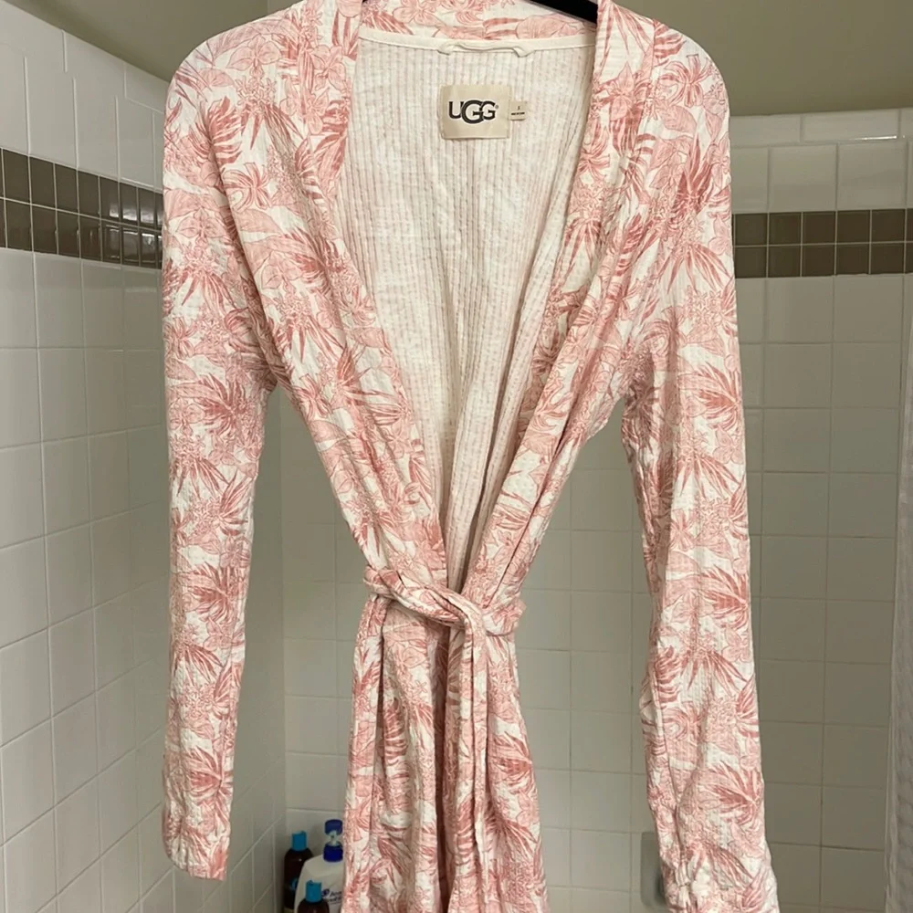 UGG Pink Robe - Picture 1 of 3